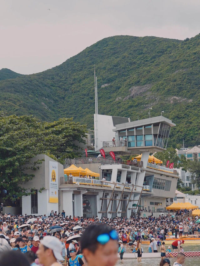端午假日靈感💡打開這份香港節日地圖🗺️當粽香悄然浮動，龍舟鼓聲喚醒水面漣漪～這個初夏，不妨換種方式度假🌿在傳統與先鋒之間，在海風與詩意之中，邂逅一場只屬於香港的假日篇章！