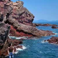  🏜️【香港「海上丹霞」赤洲｜紅岩綠樹間尋億年秘境】