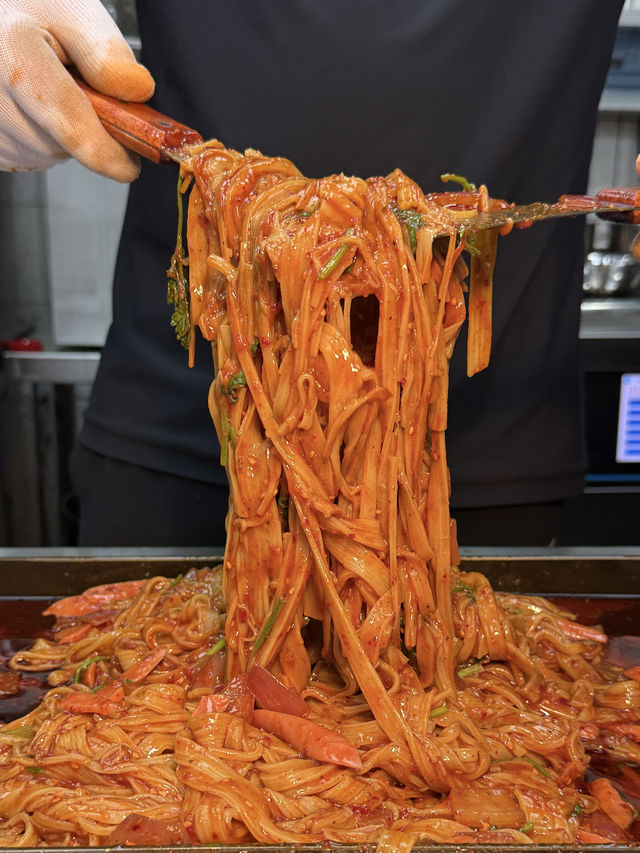 上海！！！新開嘅！！！  上海好食嘅東北老式麻辣燙開新店啦！就喺大木橋路呢邊，試業就已經要排隊，超級火
