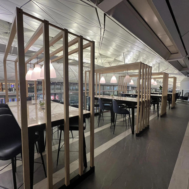 機場｜香港機場休息室Sapphire Lounge 過去半年大概去了HK機場七八次，各種休息室也算體驗過一輪～ 最近會陸續分享，先來說說我最愛的這家！