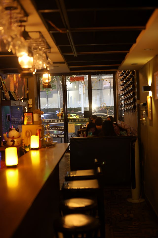 食完飯偶然發現一間小眾酒吧 so chill