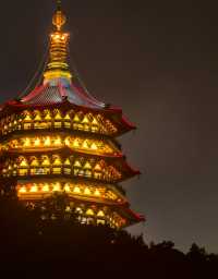 登上西湖雷峰塔，感受千年白蛇傳說的魅力！