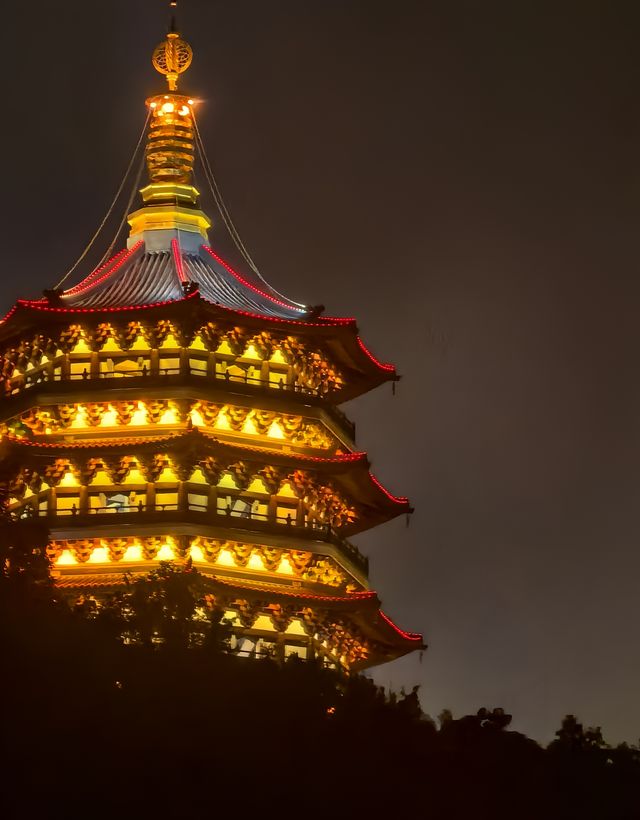 登上西湖雷峰塔，感受千年白蛇傳說的魅力！