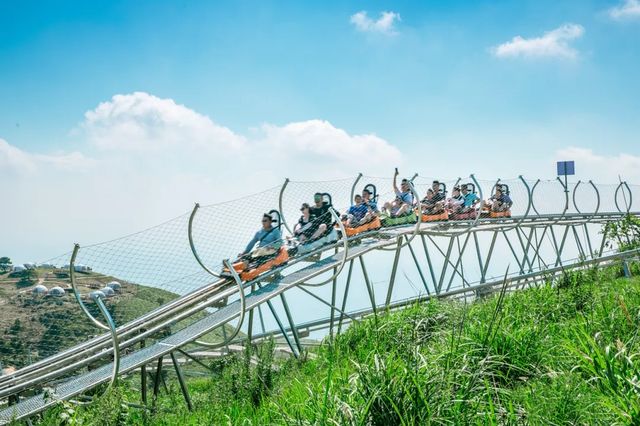 21℃邂逅浪漫與自然的奇幻之旅，百里荒景區旅遊保姆級攻略：   百里荒景區，位於湖北宜昌夷陵區、遠安