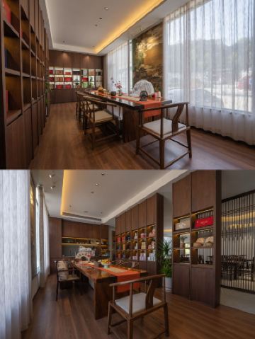 🌿기문 산수 사이의 차향 비경・시적 거주 —— 기문 일월산장 예숙​

✨기문 청산 녹수 사이에 숨겨진 일월산장 예숙은 차 향기로 물든 시적인 휴양지입니다. 흰 벽과 검은 기와가 차밭을 비추고, 창문을 열면 안개 자욱한 산봉우리가 펼쳐집니다. 산바람은 차잎의 청량한 향기를 실어 홀을 지나가며 세속의 소음을 부드럽게 날려버립니다. 몇 걸음만 걸으면 연이어 펼쳐진 차밭을 만날 수 있고, 마당 차 좌석에 앉아 손에 기문 홍차 한 잔을 들면 코끝에 차 향기와 풀내음이 감돌아 완벽한 차향 치유감을 느낄 수 있습니다.​

🍵가장 진정한 것은 차향 체험입니다! 숙박 시 기문 홍차 박물관 입장권 2장을 증정하여 기문 홍차의 백년 역사와 제작 공정을 깊이 있게 이해할 수 있습니다. 한 잎 한 잎의 차잎이 어떻게 ‘홍차의 여왕’으로 변모하는지 볼 수 있으며, 전용 다도 체험도 즐길 수 있습니다. 전문 다도사가 손수 잔을 데우고, 차를 넣고, 물을 붓고, 차를 우려내는 과정을 가르쳐 주어 유려한 동작 속에서 다도의 아름다움을 느끼고, 직접 우려낸 차는 진하고 달콤하여 한 모금마다 기문 산수의 선물이 됩니다. 지치면 마당에 작은 탁자를 펴고 차 향기와 함께 회주 특색 간식을 맛보며 차향의 느린 삶을 만끽할 수 있습니다.​

📸산장 안에서 찍는 사진은 모두 차향 가득한 작품입니다:​
오후 차예실에서 햇살이 창살을 통해 차 도구 위로 쏟아지고, 차를 따르는 순간을 포착하면 분위기가 한껏 살아납니다.​
저녁 마당 차 좌석에서는 뒤로 검은 기와와 흰 벽, 멀리 산이 보이고 손에 차잔을 들고 찍는 사진은 모두 여유로운 차향 생활 사진입니다.​

✨밤이 되면 산장은 더욱 고요해집니다! 마당에 따뜻한 노란 등불이 켜지고, 차상 옆에 모기향을 피우며 등나무 의자에 앉아 벌레 소리를 듣고 차 이야기를 나누다 가끔 하늘을 올려다보면 별이 가득한 밤하늘이 펼쳐집니다. 손에 든 기문 홍차의 잔열이 남아 있어야 여름 차향 휴가의 올바른 시작입니다.​

이번 여름, 기문 일월산장 예숙에 머물며 청산과 차 향기로 피로를 치유하고, 렌즈에 차향 속 시적이고 편안한 순간을 담으며 기문 홍차의 독특한 매력을 깊이 체험해 보세요!