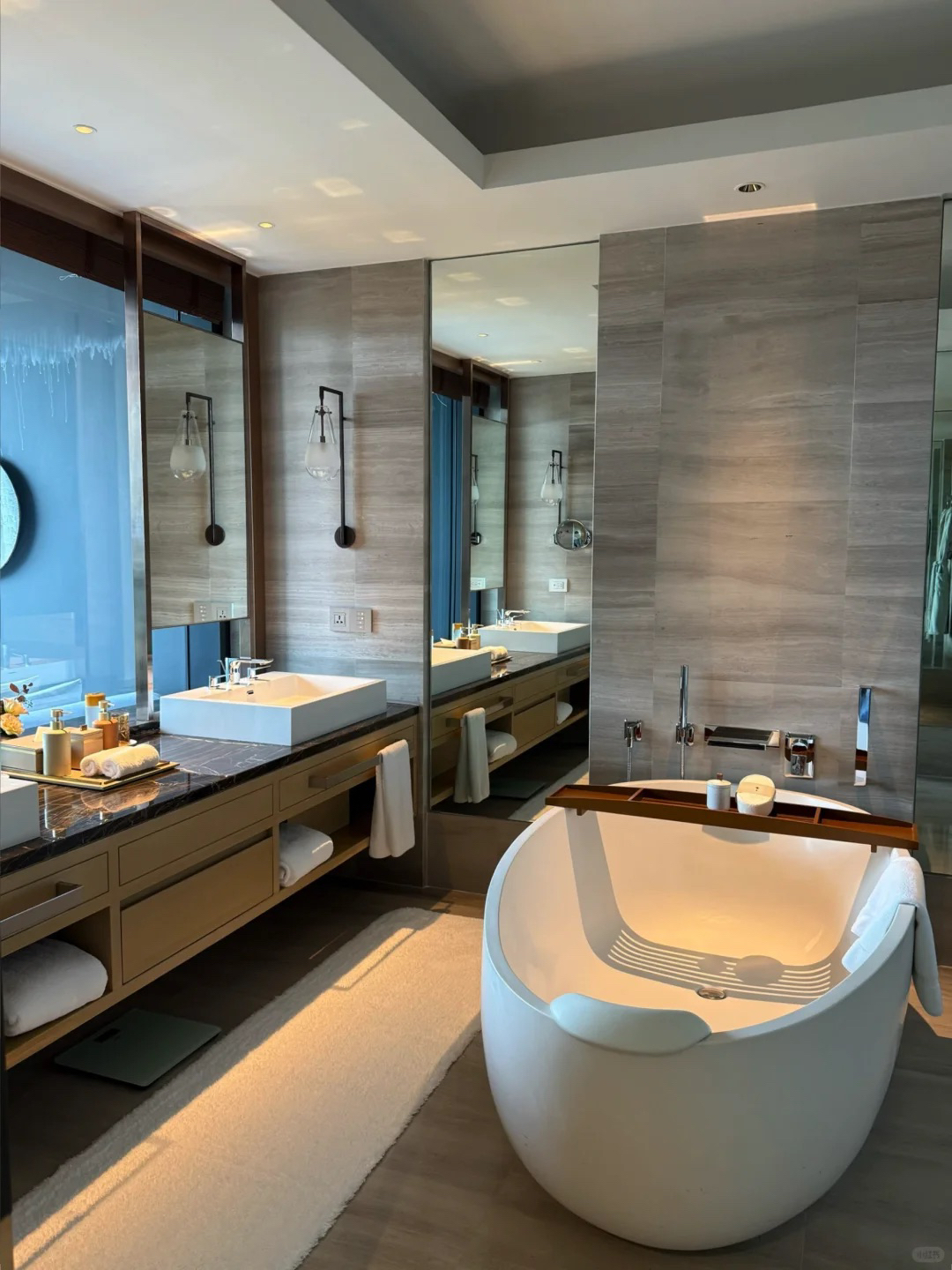#SeptemberGoodSpots2025

Perjalanan ke Bangkok ini pada dasarnya untuk Hotel Capella! Menginap selama tiga hari dua malam, banyak foto indah sejauh ini yang sangat jelas, benar-benar pengalaman "tidak ingin pergi" ~

Proses check-in tidak seperti hotel pada umumnya, ruang pertemuannya luas dan nyaman, duduk dan nikmati minuman selamat datang (tersedia jus segar, kelapa, anggur), staf berbisik-bisik memandu, rasanya seperti pergi ke rumah teman dengan selera yang baik, sangat santai ~

Kamar dengan pemandangan sungai yang kami tempati sungguh luar biasa! Terasnya menghadap langsung ke Sungai Mekong, dengan pemandangan yang tak terhalang. Anda dapat melihat perahu datang dan pergi di siang hari, dan menyaksikan lampu-lampu berkelap-kelip di malam hari. Saking indahnya, Anda tidak ingin menutup jendela. Kamarnya juga sangat ramah: tersedia minibar dengan minuman non-alkohol, jubah mandi dengan berbagai ketebalan, sandal lipat lembut, dan tas jinjing praktis untuk informasi lebih lanjut!

Sarapan yang paling dinantikan setiap hari - Restoran tepi sungai menyajikan hidangan super kaya, Thailand, Jepang, Barat, roti panggang Prancis yang lembut dan manis, nasi ketan mangga yang segar, dan hembusan angin sungai untuk sarapan, seluruh tubuh terasa sangat nyaman - dan layanan antar-jemput gratis ke ICONSIAM atau BTS sangat praktis, setengah jam hingga satu jam!

Sore harinya, nikmati teh sore di ruang tamu, anggur bersoda sambil menikmati waktu tenang; di malam hari, naiklah perahu antar-jemput untuk menikmati pemandangan malam kedua sisi pantai, sesekali hujan akan terasa lebih artistik; dan saksikan seseorang melakukan yoga di tepi kolam renang - semua staf profesional dan ramah, layanannya penuh perhatian dan tidak mengganggu, pengalaman ini benar-benar "langit-langit hotel"!

Tanjung Lek tidak hanya nyaman untuk menginap, tetapi juga memadukan Sungai Chao Phraya dan budaya Bangkok. 😌