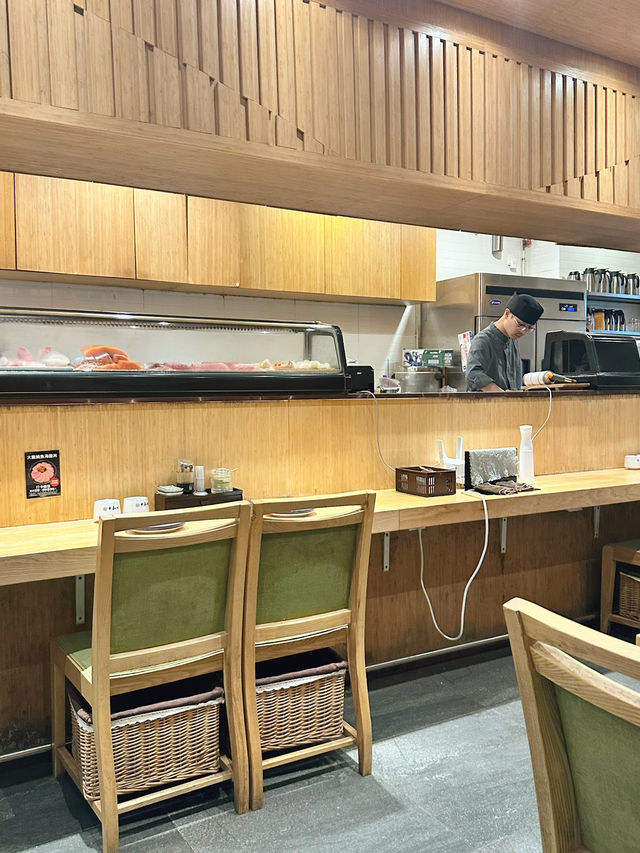 三文魚肉比飯還多‼️廚師今天心情好好哇❣️