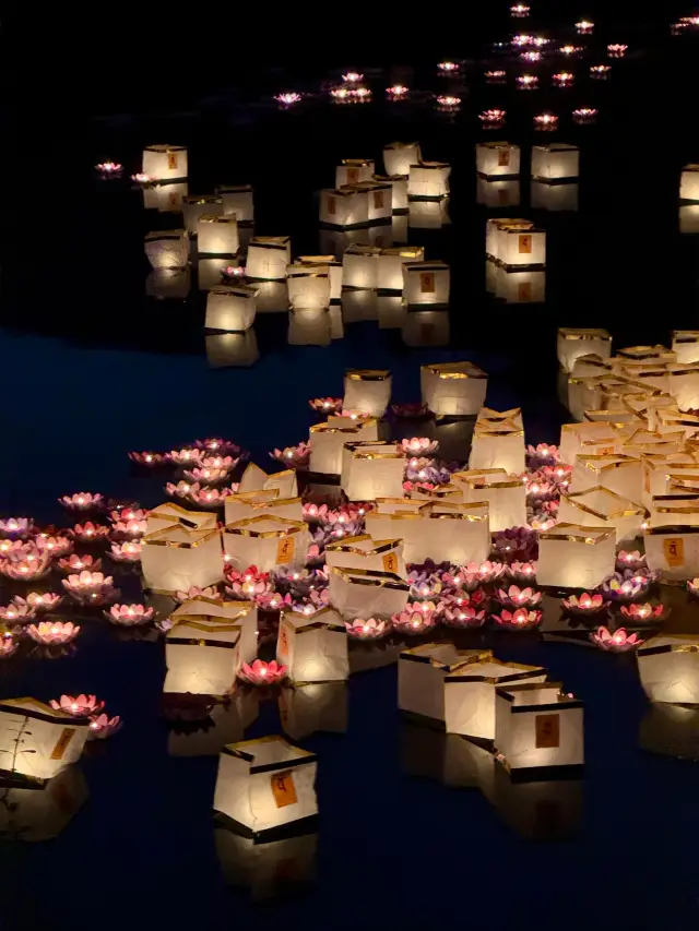To attend the annual Daming Temple Water Lantern Festival, I specially went to Yangzhou