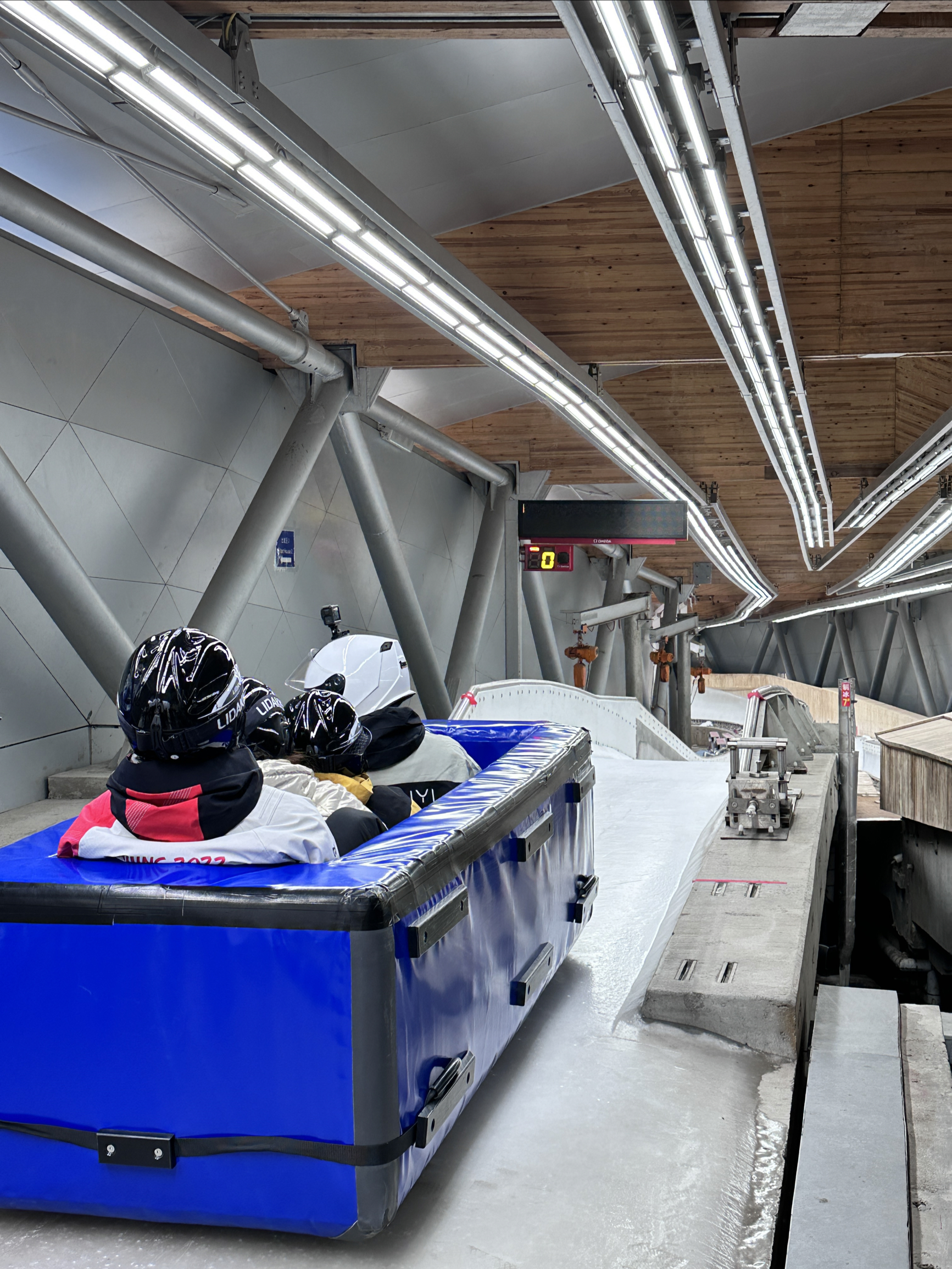 Pada tahun 2024, saya mengajak anak saya bermain ski untuk pertama kalinya dan kami mencapai puncaknya! Sebelumnya, saya selalu mengajari putri saya bermain ski sendiri, yang tidak efisien dan bahkan memengaruhi hubungan orang tua-anak kami. Kali ini, seorang instruktur mengajari kami hanya selama satu jam, dan dia sudah bisa bermain ski dengan bebas di lereng pemula. Selain itu, kami bisa merasakan pengalaman naik bobsleigh yang sama seperti Olimpiade – sungguh seru! Bahkan lebih seru daripada Decepticons!

🚅Thunder Bobsleigh: Pengalaman bobsleigh berada di lintasan Olimpiade, unik di Beijing dan satu-satunya lintasan bobsleigh dan luge di negara ini yang memenuhi standar Olimpiade Musim Dingin. Karena kami di sana, kami tidak bisa hanya bermain ski; kami harus merasakan kegembiraan menjadi juara Olimpiade!

🏂🏻Ski Keluarga: Arena Olimpiade memiliki salju yang bagus dan sedikit orang. Ada lereng untuk semua tingkat, dari pemula hingga mahir, dan panjangnya luar biasa! Kursi gantung tertutup dengan kursi berpemanas; Meskipun Anda tidak bermain ski, naik kereta gantung dan menyaksikan naga salju serta lereng yang berkelok-kelok saja sudah luar biasa!

💁🏻‍♀️Jalur ski dibagi menjadi:

🔸Area Pengalaman Pemula: Di sebelah barat stasiun kereta gantung Desa Olimpiade. Tidak perlu naik kereta gantung; ada karpet ajaib.

🔸Rute A Kereta Gantung Kembali ke Desa (Pemula/Menengah): Naik dari pintu masuk stasiun kereta gantung, melewati stasiun transfer tanpa turun. Titik akhirnya adalah plaza pertemuan.

🔸Rute B Kereta Gantung Kembali ke Desa (Menengah): Lanjutkan perjalanan dari plaza pertemuan ke peron tengah; ini adalah rute B1.

🔸Rute Wisata Kereta Gantung C: Dari peron tengah ke puncak ski Snow Swallow, terdapat jalur berbentuk S. Terdapat kafe di puncak yang menawarkan pemandangan indah di bawahnya.

🔸D Cable Car Advanced Run: Dari peron tengah, pindah ke kereta gantung B2 menuju area akhir kompetisi, lalu pindah ke kereta gantung D untuk bermain ski di jalur kompetisi D2 dan jalur latihan D3.

♨️Akomodasi dan Pemandian Air Panas: Jika lelah, menginaplah di sini semalaman 🏨, dan bangun di pagi hari untuk menikmati seluruh area ski di jalur ski yang kosong—sungguh menyenangkan! Tersembunyi di sini adalah pemandian air panas luar ruangan yang bagaikan negeri dongeng. Saat matahari terbenam, Anda dapat menikmati pemandangan salju dan menyaksikan matahari terbenam sambil berendam di pemandian air panas, melepaskan semua rasa lelah dan merasa benar-benar rileks!