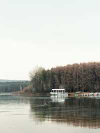 淨月潭：在冷杉林與月亮之間豢養一汪液態翡翠