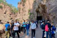 郭亮掛壁公路，重遊《舉起手來》20年光影之路