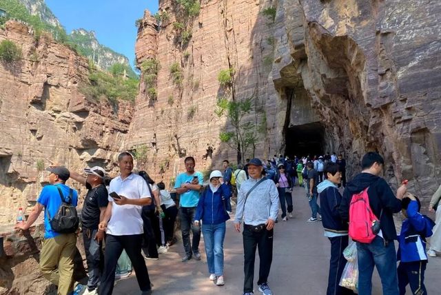 郭亮掛壁公路，重遊《舉起手來》20年光影之路