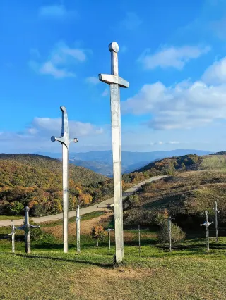 ภูเขาศักดิ์สิทธิ์แห่งดาบในรัฐจอร์เจีย: โลกมหัศจรรย์กลายเป็นความจริง