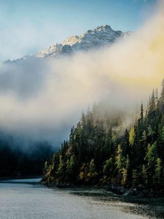 Jiuzhaigou in Spring｜Pink Peach Blossoms Reflecting on the Blue Lakes, Instantly Falling into a Fairyland on Earth