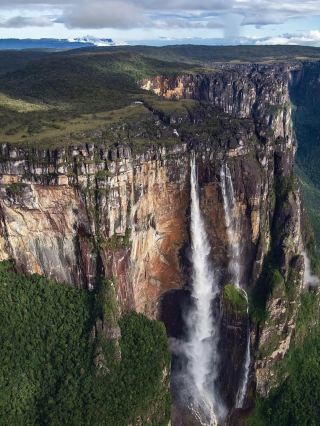 땅에 닿기 전 안개로 흩어지는 폭포 | 엔젤 폭포 (Angel Falls)