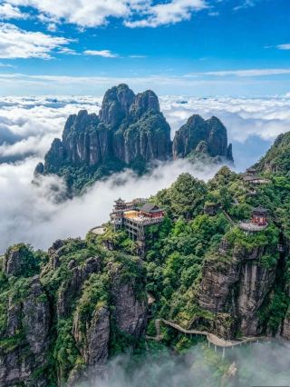 A direct view of the sea of ​​clouds at the top of Qinglong Mountain
