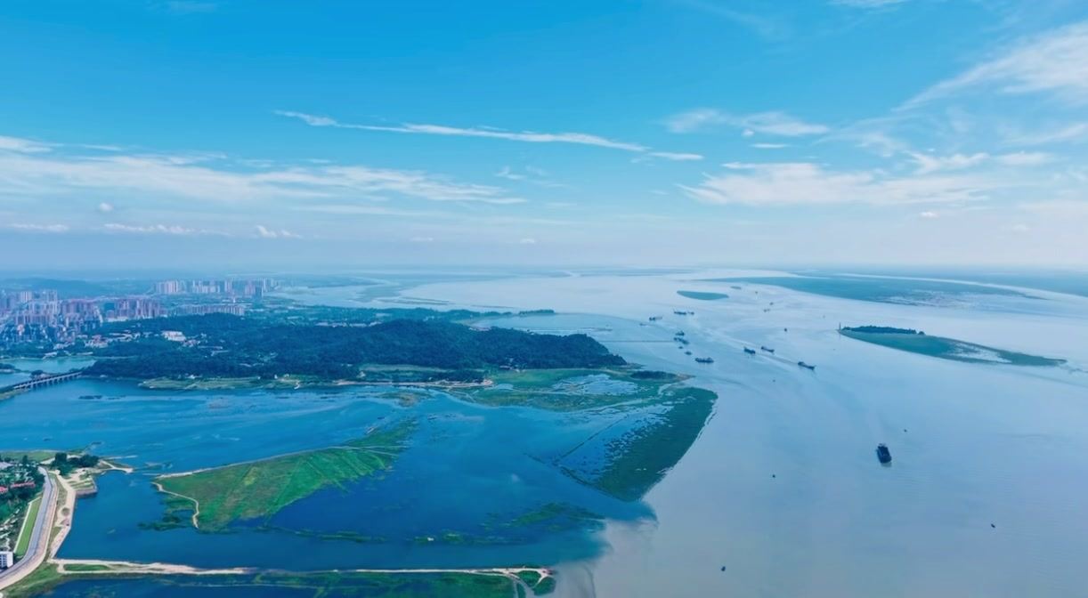 Find a sense of relaxation and embrace the daily life of Yueyang