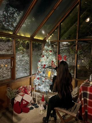 It feels like a cabin deep in the mountains where Christmas fairies might live🎄