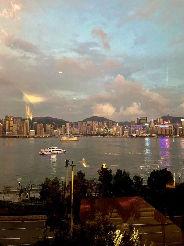 餐廳內最搶眼既就係可以飽覽開揚既維港海景🎆