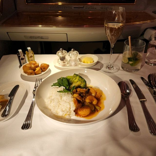รีวิว First Class สายการบิน Emirates Airlines