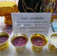 พระบรมรูปหล่อสมเด็จพระเจ้าตากสินมหาราช (พลอยแดง)