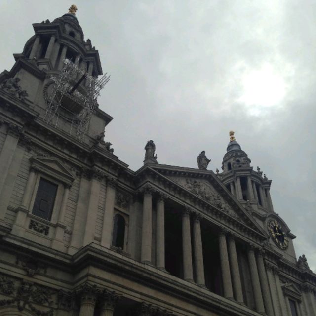 ロンドン観光　ピカデリー・サーカス付近　トラファルガー広場　ネルソン総督像とライオンの像　