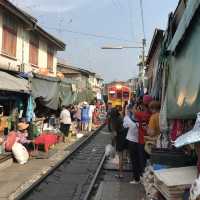 曼谷旅遊景點推薦 ❣️ 美功鐵道市場（Maeklong Railway Market 