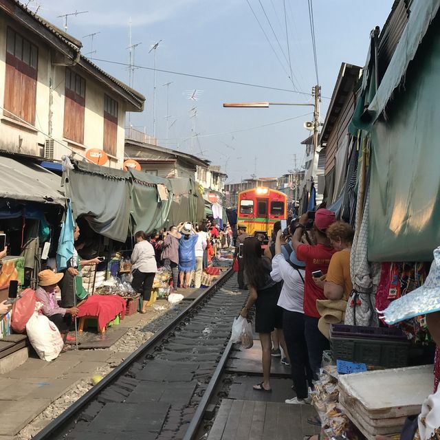 曼谷旅遊景點推薦 ❣️ 美功鐵道市場（Maeklong Railway Market 