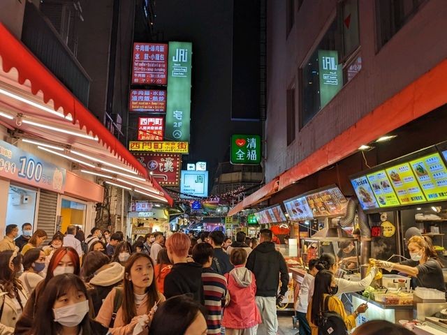 超熱鬧人氣夜市😍超多元化食物，仲有好多野玩