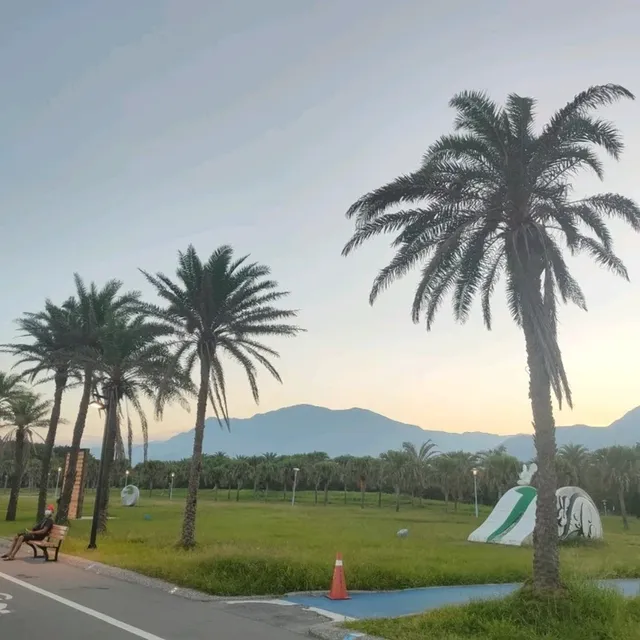 白天夜晚不同風情-南濱海堤