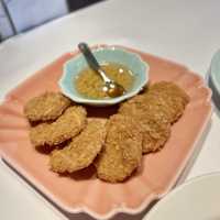 ［新竹/竹北］ 瓦城泰國料理 - 竹北光明店🇹🇭｜金錢蝦餅跟大薄片沙律 好下飯好好吃🤤 
