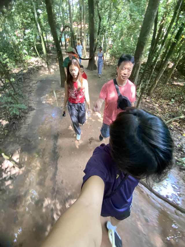 experience the life of a Vietnamese soldier 🧑‍🏭