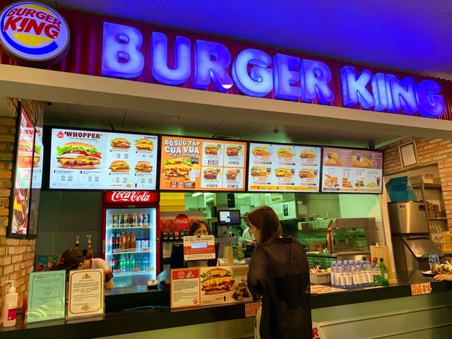 ベトナム　ベトナム観光　ハノイ　ノイバイ国際空港　国際線ターミナル内は土産店、カフェが充実！
