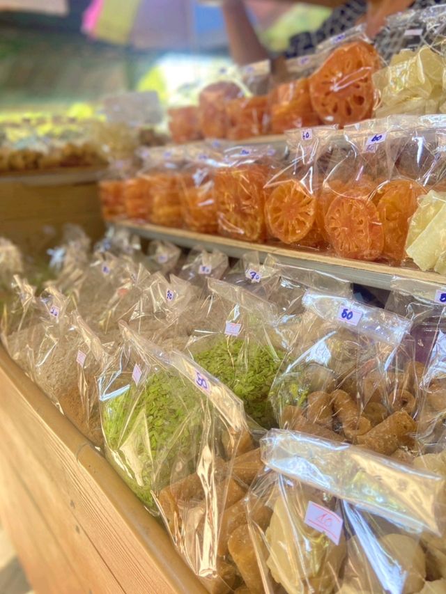 ตลาดต้องชม วัดพระนอนจักรสีห์วรวิหาร 