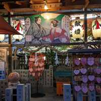 曽根崎横丁の露天神社…通称お初天神は、夜のライトアップが綺麗な神社