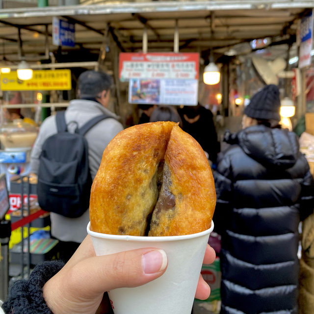 Trying some food at Gwangjang Market 🇰🇷