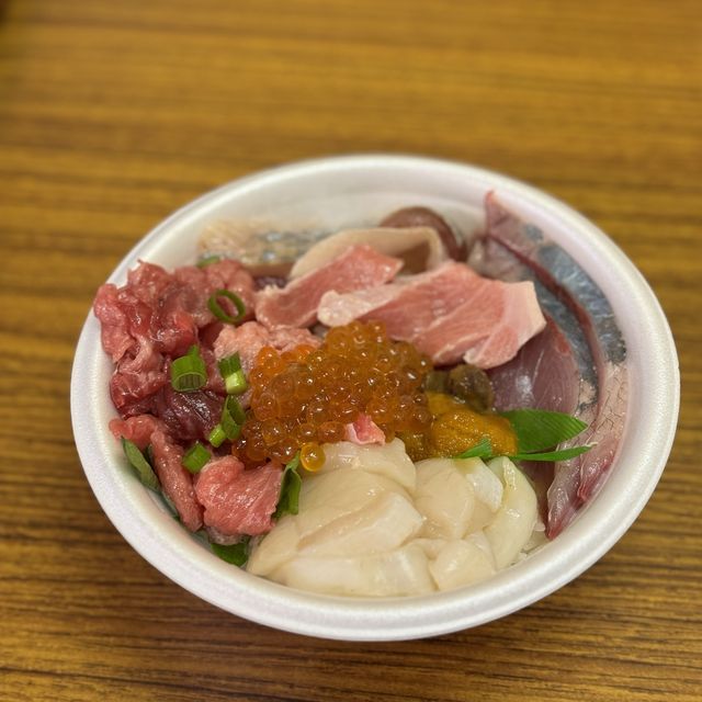 「青森魚菜市場：色彩繽紛、新鮮美味嘅海鮮丼」
