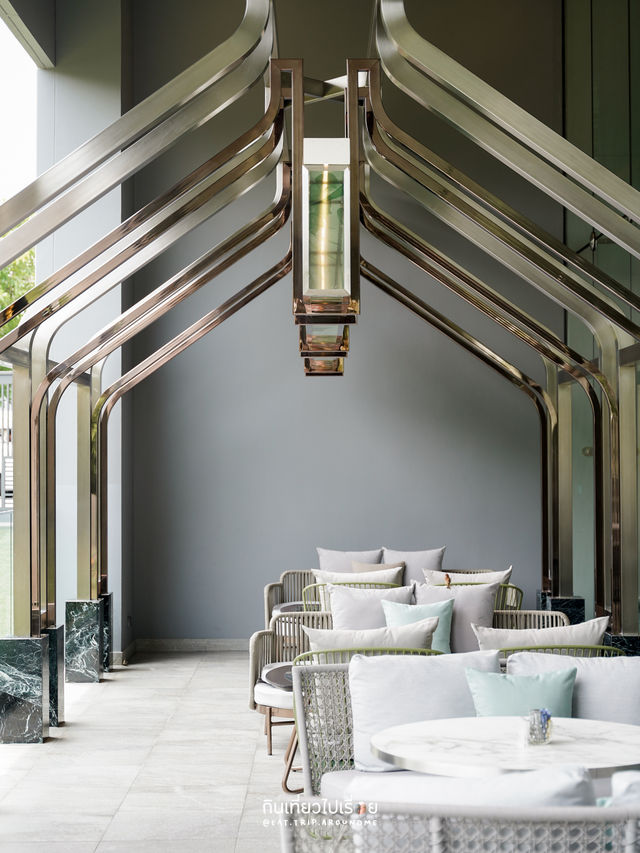 นั่งจิบชาและทานขนมชิลๆ ที่ Oort Cloud Tea Room