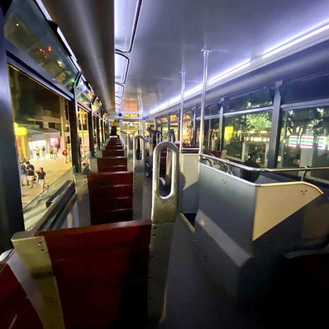 來香港一定要體驗叮叮車！