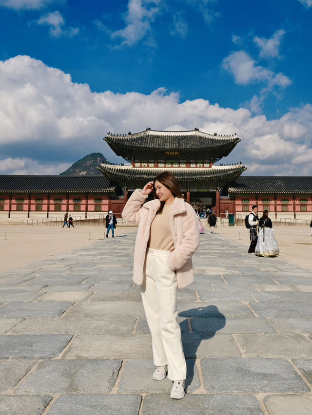 ใบไม้เปลี่ยนสีที่ Gyeongbokgung Palace 