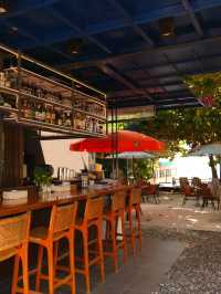 Manga & Hubba : คาเฟ่ริมทะเลบางเสร่
