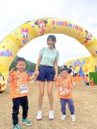 Disney Run 🥰 兩位好可愛嘅表外甥好彩得到Minnie嘅寵幸拖咗一陣 剛開始跑時被Mickey 無視咗🤣 多謝表弟一早嚟接我🥰表外甥仲幫我編定坐位🤣 我都好幸運得到表外甥嘅寵愛🥰 