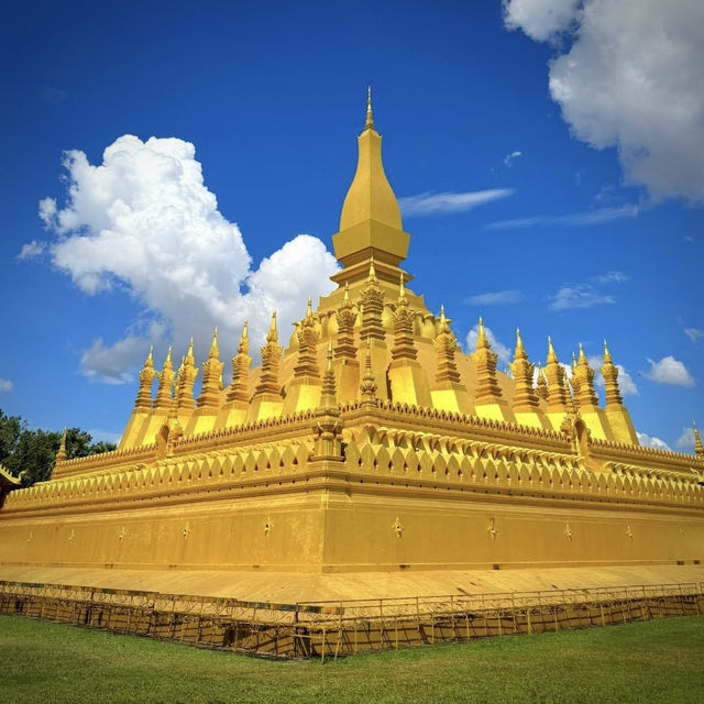 พระธาตุหลวงที่สวย/สำคัญของ สปป.ลาวอายุกว่า 2000 ปี