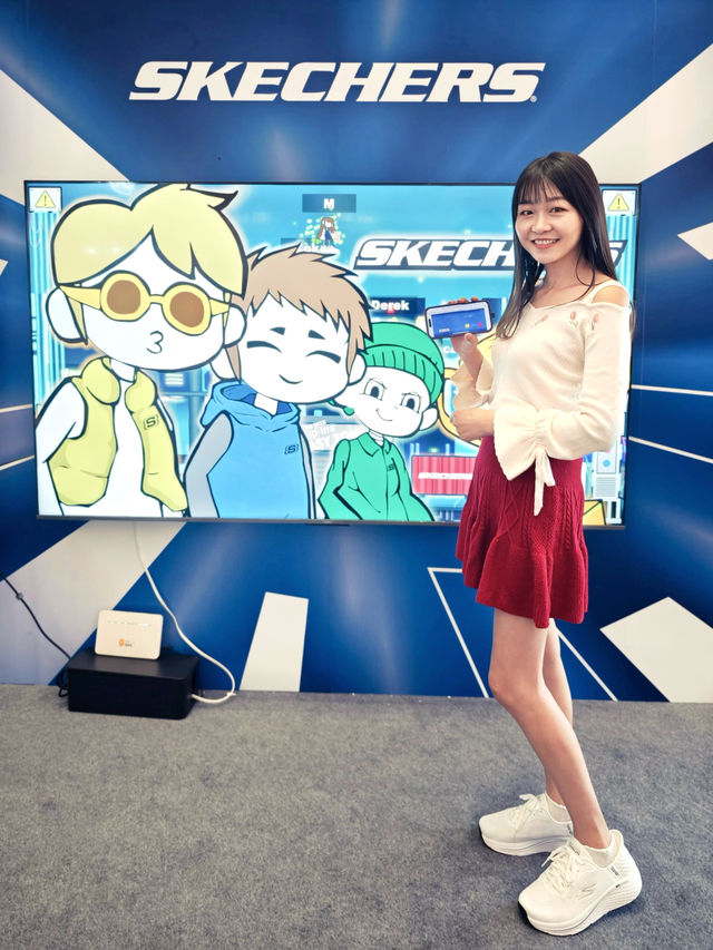 愛上運動後會多咗留意運動鞋嘅舒適度 SKECHERS 全新 Hands Free Slip-ins® 系列 既輕便又舒適，無論做運動定平時出街都啱襯 Slip-ins®嘅設計喺易穿唔易甩，解放雙手 一