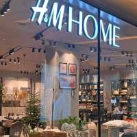 Festive Magic Awaits: Shop, Snack & Relax at Dark H&M Home 