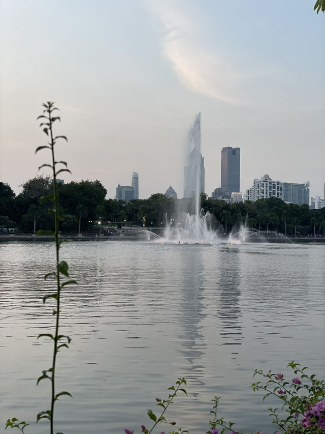 "城市綠洲：曼谷班嘉奇蒂公園的寧靜之美"