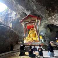ถ้ำศักดิ์สิทธิ์และบันไดมังกร ณ วัดบ้านถ้ำ