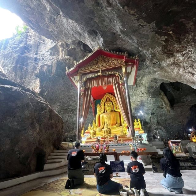 ถ้ำศักดิ์สิทธิ์และบันไดมังกร ณ วัดบ้านถ้ำ