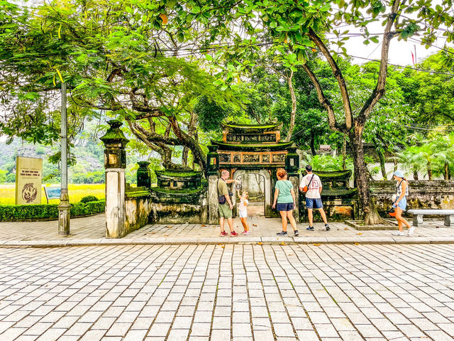 Temple of Emperor Le Dai Hanh...닌빈