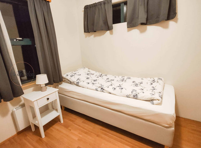 Litla-Hof Guesthouse在寬闊草原上的小木屋